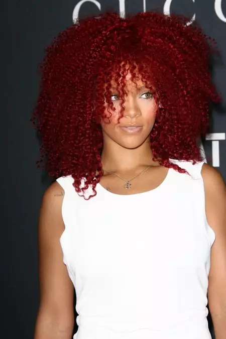 Rihanna Hairstyle Timeline: RiRi's lange en koarte kapsels