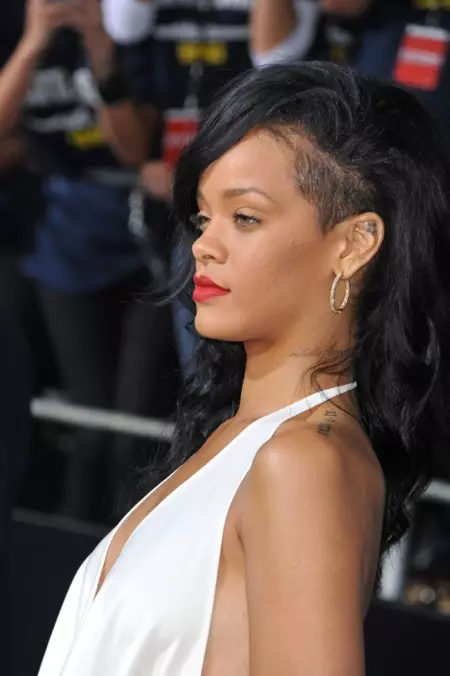 Rihanna montras hararanĝon kun razitaj flankoj. Foto: Shutterstock