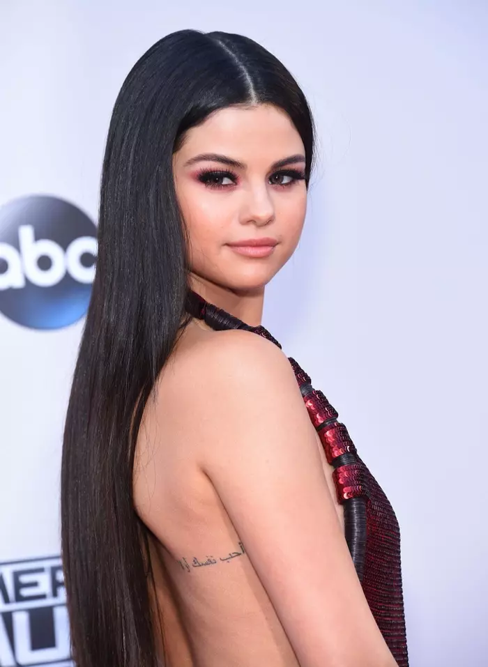 Selena Qomez 2015 American Music Awards mərasimində uzun və düz saç düzümü ilə sarsıdıb. Şəkil: DFree / Shutterstock.com