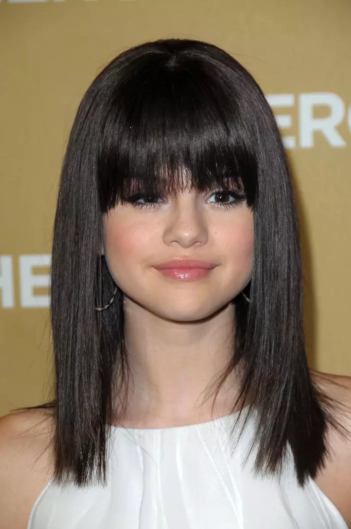 2008 CNN Heroes etkinliğinde Selena Gomez, düz orta uzunlukta saç kesimi ile künt patlamalara giriş yaptı. Fotoğraf: s_bukley / Shutterstock.com