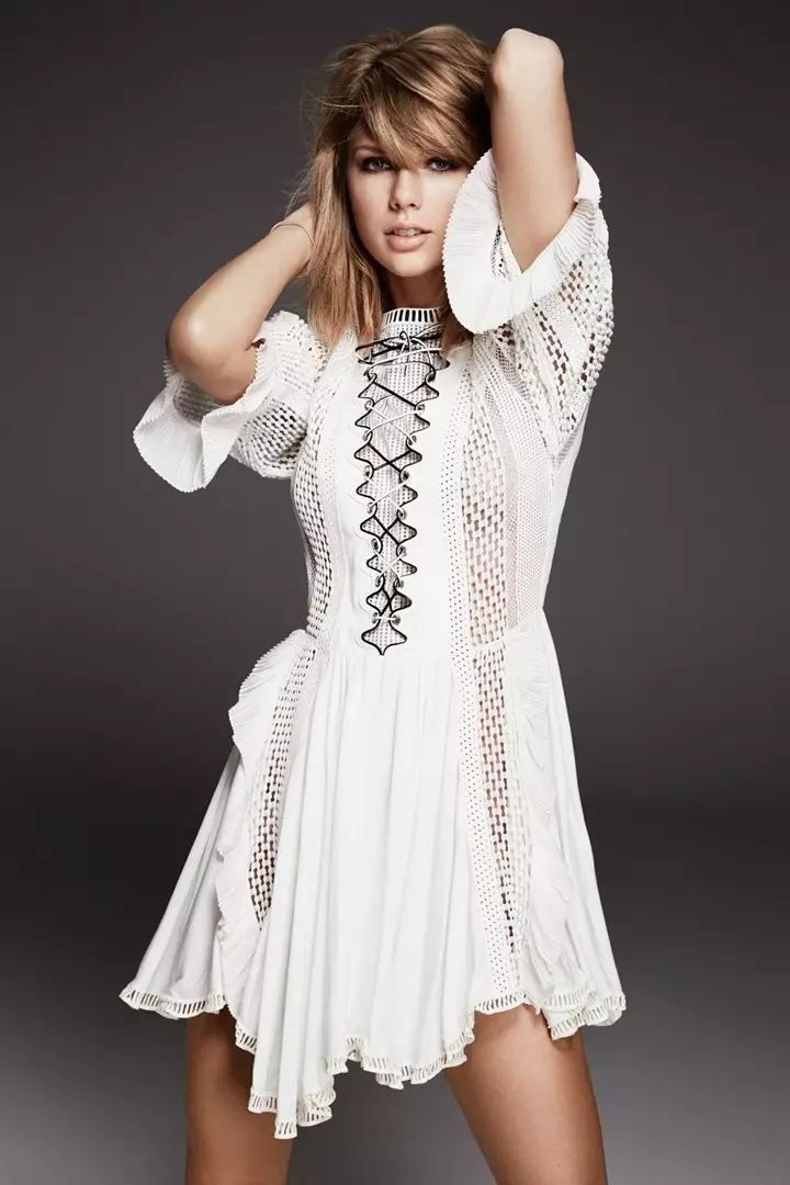 Тейлор 2015 оны хаврын цуглуулгаас Louis Vuitton брэндийн цагаан даашинз өмссөн байна