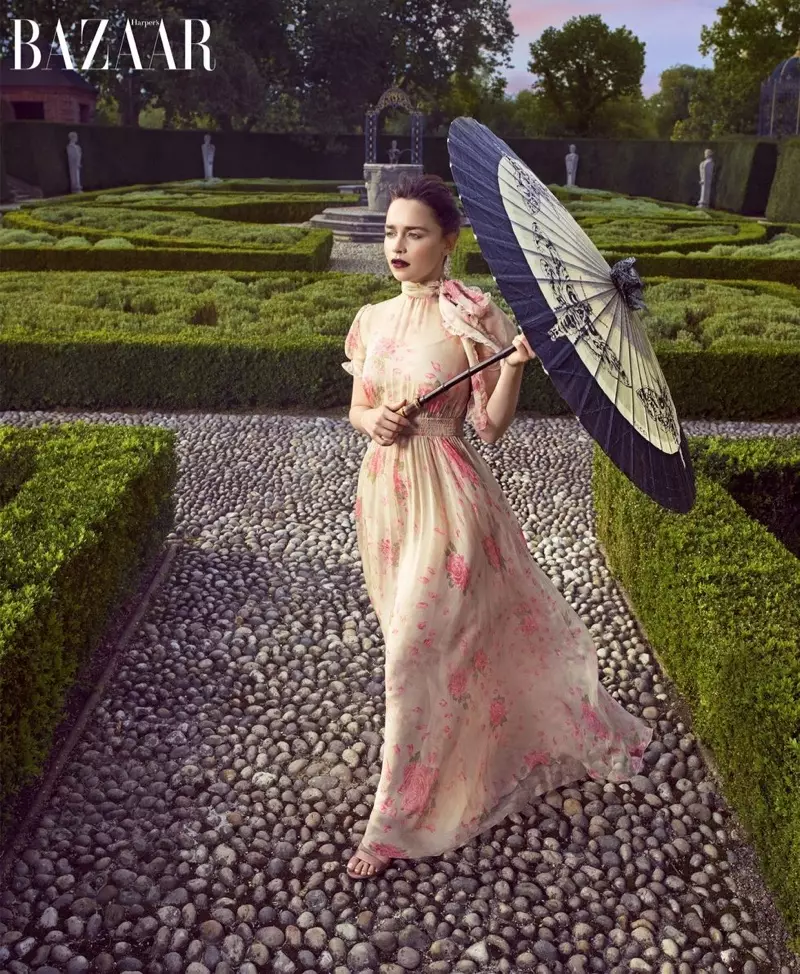 Actrița Emilia Clarke pozează în rochie Valentino, sandale Gianvito Rossi și umbrelă Gucci