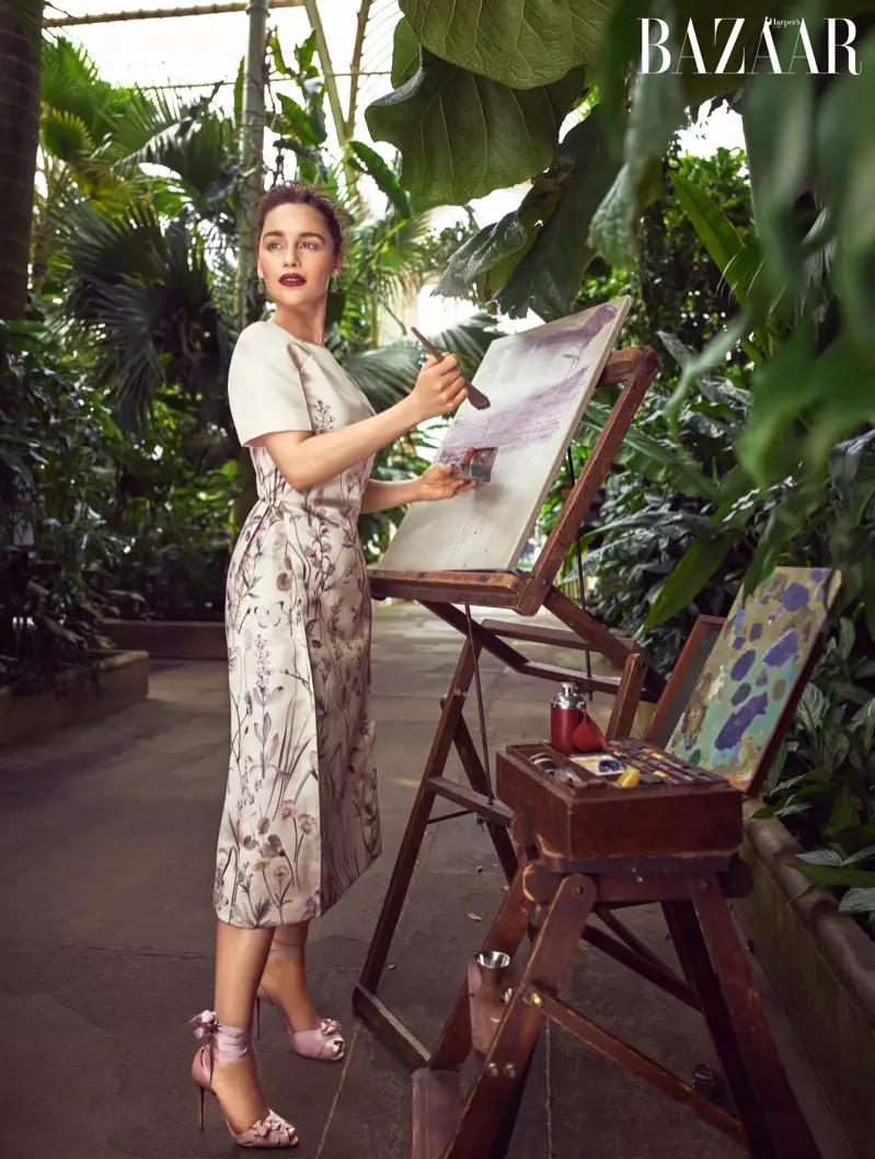 Emilia Clarke ma na sobie sukienkę Bottega Veneta, kolczyki Cartier i sandały Christian Louboutin