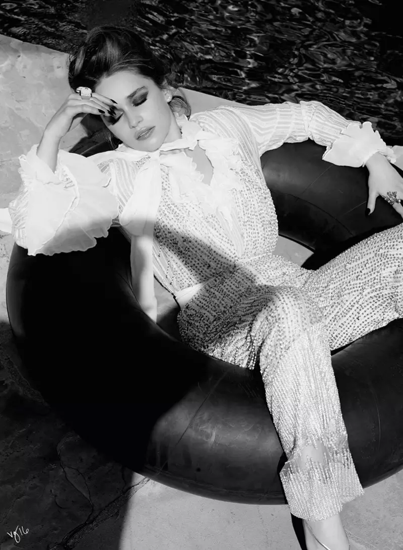 Fotografiada en blanco y negro, Emilia Clarke viste blusa y pantalón Rodarte