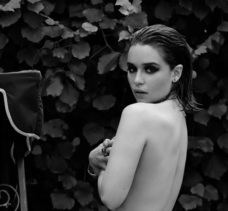 Emilia Clarke hace una pose seductora en topless