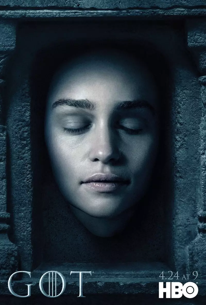 Emilia Clarke na plakátu postav 6. řady Game of Thrones