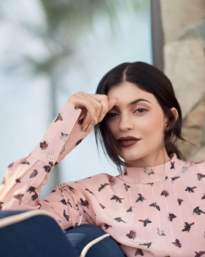 Kylie Jenner nganggo warna lipstik abang peteng ing fitur kasebut