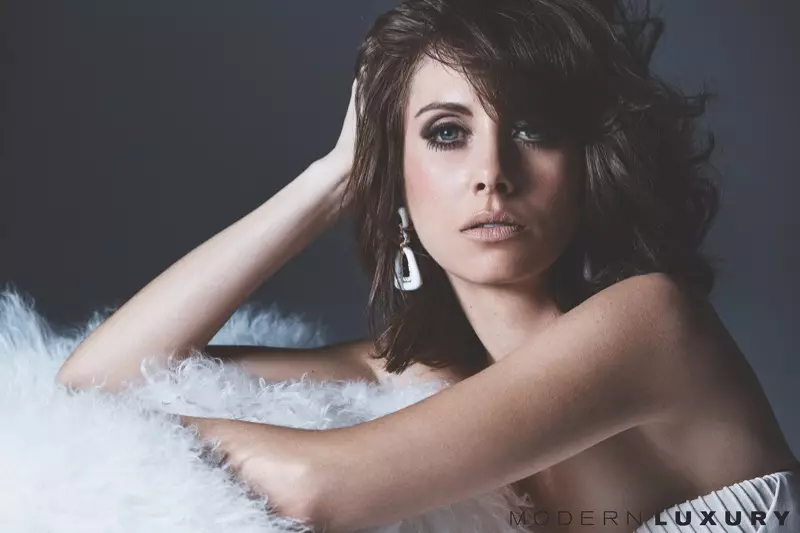 តារាសម្តែង Alison Brie ពាក់អាវម៉ាក Brandon Maxwell និងក្រវិល David Webb