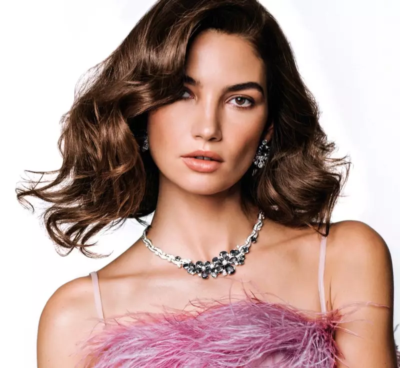 Lily Aldridge situr fyrir í fjaðraðri topp frá Prada með Bulgari skartgripum