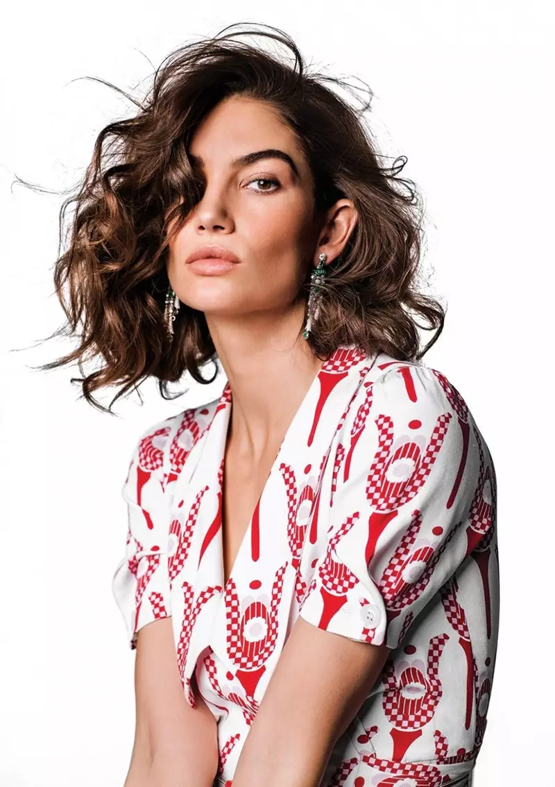 Yn gwisgo print, mae Lily Aldridge yn modelu gwisg Miu Miu a chlustdlysau Bulgari