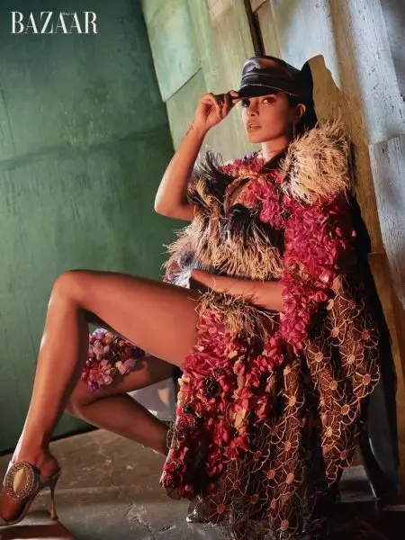 Priyanka Chopra pozuoja moterišku stiliumi „Harper's Bazaar Vietnam“.