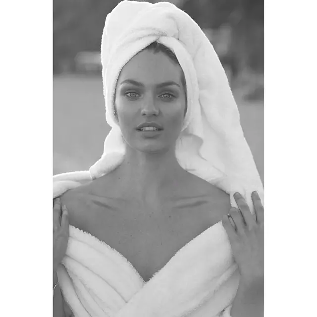 Candice Swanepoel di reş û spî de xweşik xuya dike. Wêne: Instagram/mariotestino