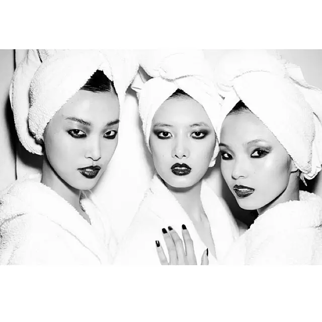 Xiao Wen、Tian Yi、CiCi Xiangは、おそろいのタオルとローブのルックスを着用しています。写真：Instagram / mariotestino