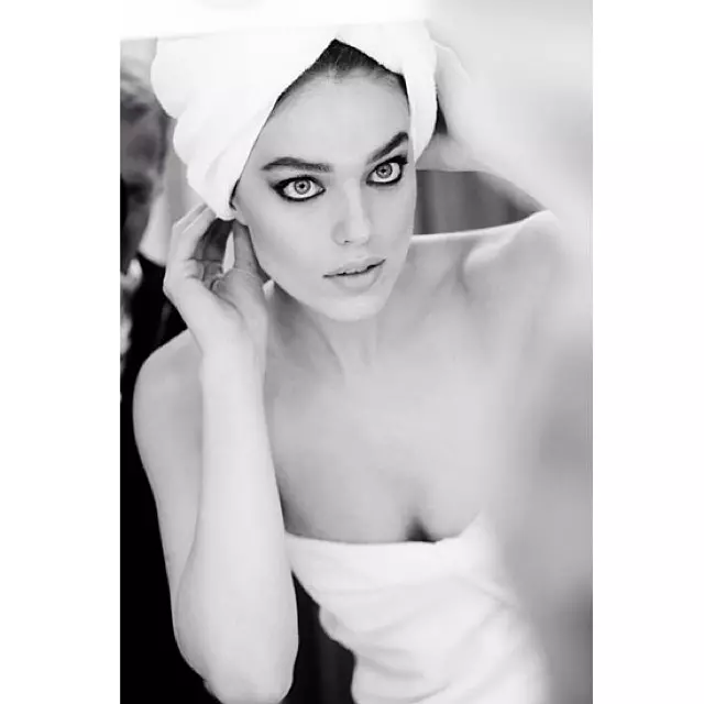 Emily DiDonato dəsmal görünüşünü idman edir. Şəkil: Instagram/mariotestino