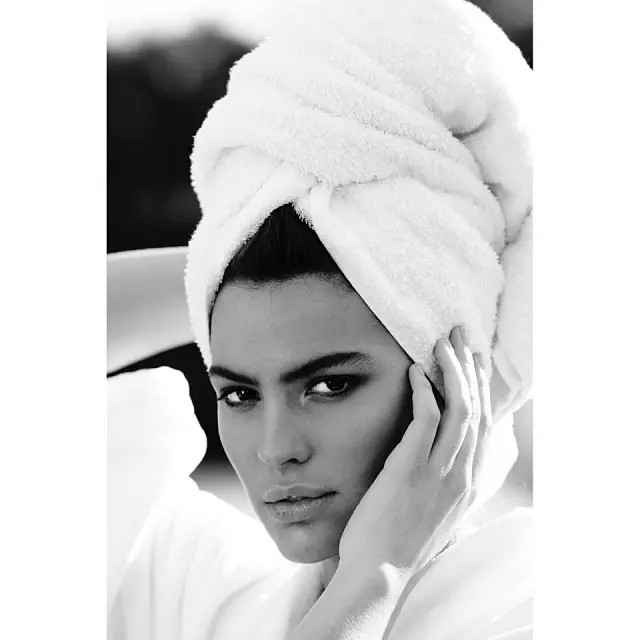 Cameron Russell posa em um close-up. Foto: Instagram/Mariotestino