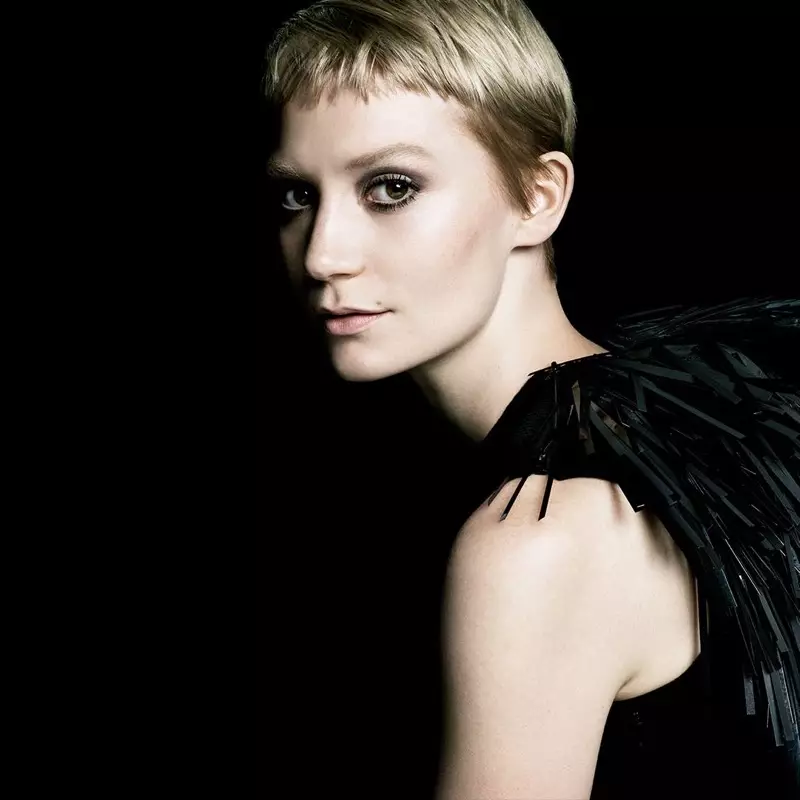 A actriz Mia Wasikowska leva un corte de pelo de duende na nova campaña de fragancias de Prada