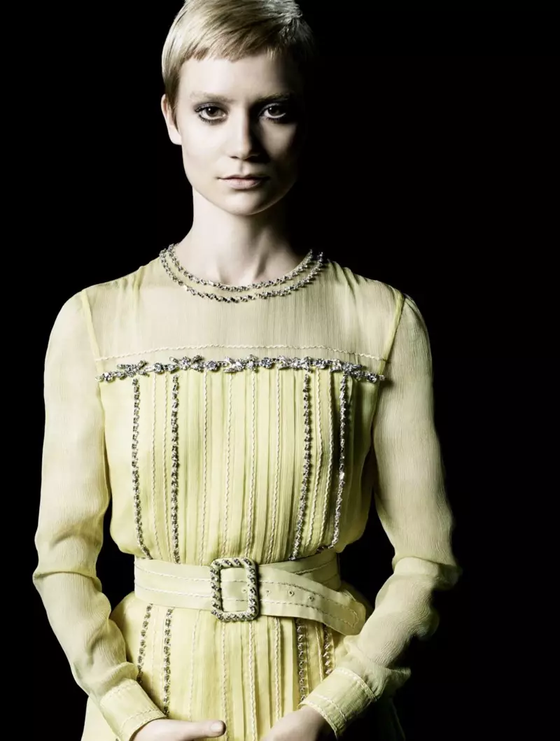 Mia Wasikowska luce un look de los archivos de Prada en la campaña de La Femme