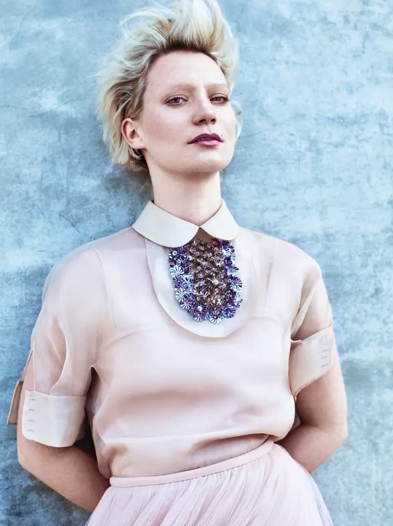 Mia Wasikowska modeloak Delpozo apainduta dagoen goiko eta gona