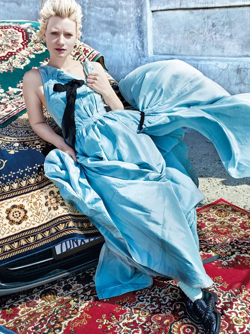 Maia Waskowskia นำเสนอตัวละครอลิซของเธอในชุดสีฟ้า Oscar de la Renta กับ Louis Vuitton oxfords