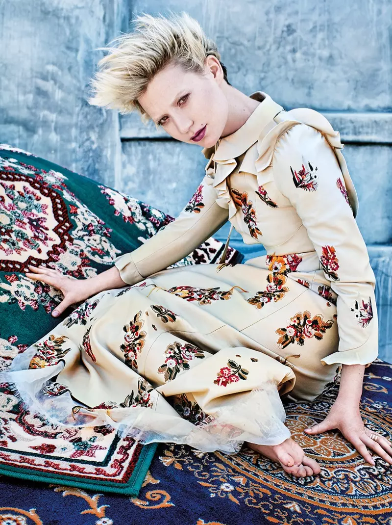 Mia Wasikowska pose en robe Alexander McQueen