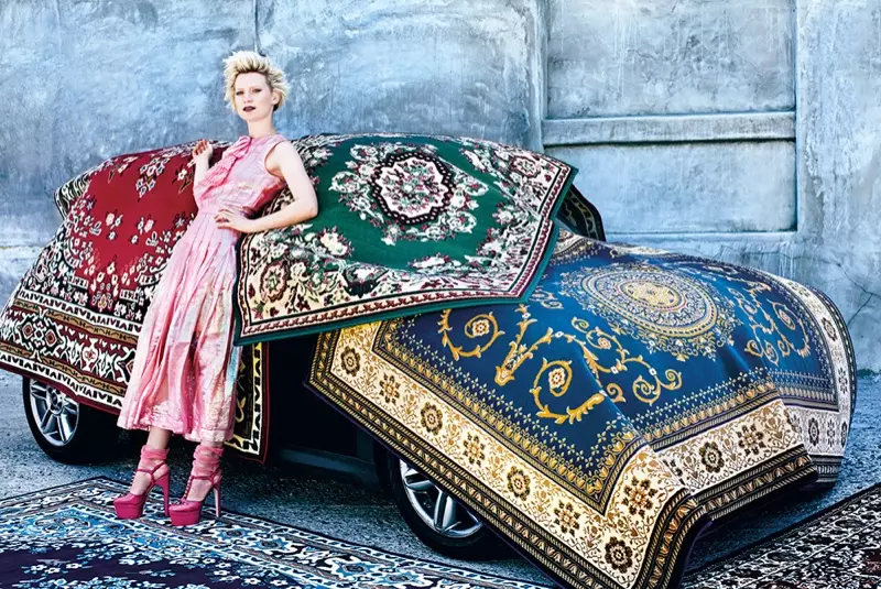 Mia Wasikowska dia manao akanjo mavokely Chanel sy kiraro mavokely Gucci