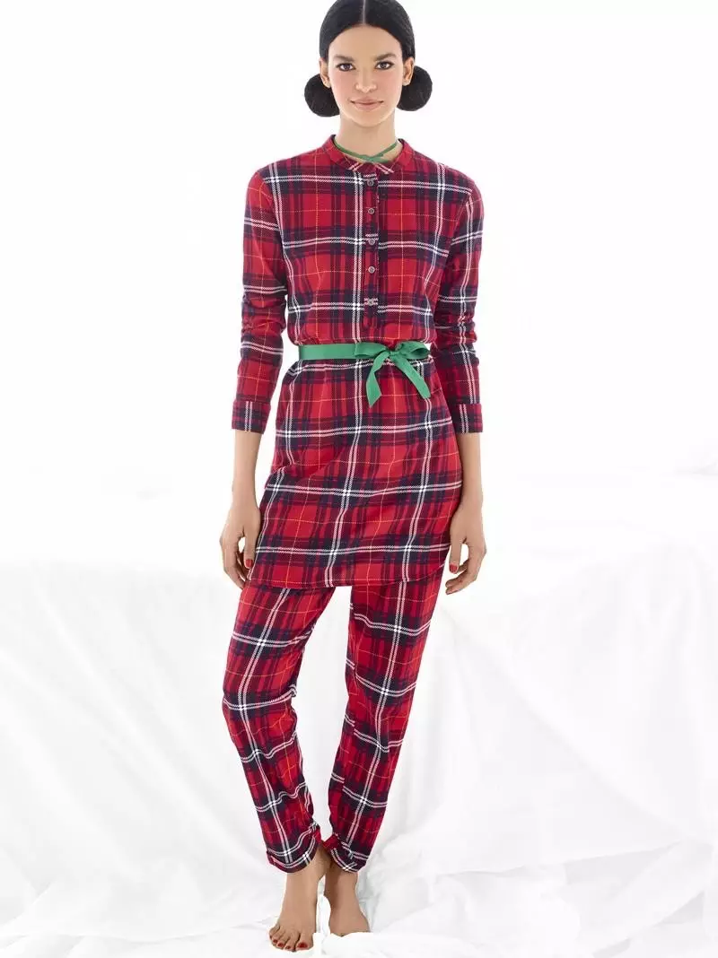 Aotrisy Ulloa modely pajama plaid avy amin'ny Undercolors of Benetton