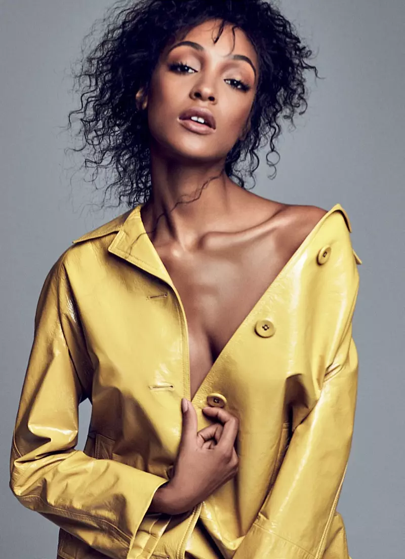 Jourdan Dunn აყალიბებს ხვეულ ვარცხნილობას