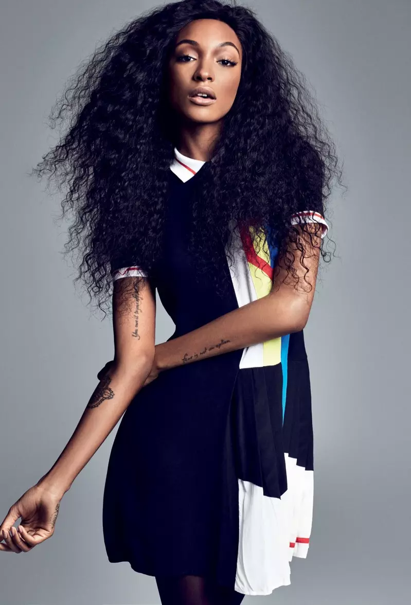 Jourdan Dunn โพสท่าในชุดเดรสจับจีบ Versace