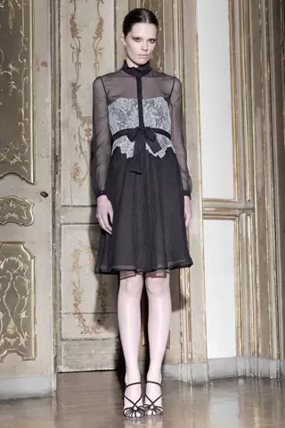 Valentino ก่อนฤดูใบไม้ร่วง 2011: Caroline Brasch Nielsen