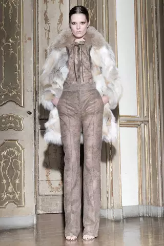 Valentino Pré-Outono 2011: Caroline Brasch Nielsen