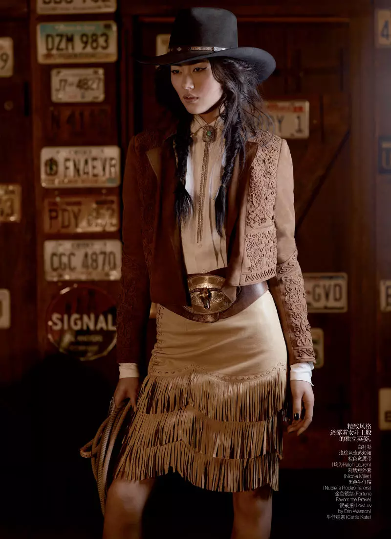 Liu Wen nipasẹ Mark Segal fun Vogue China May 2011