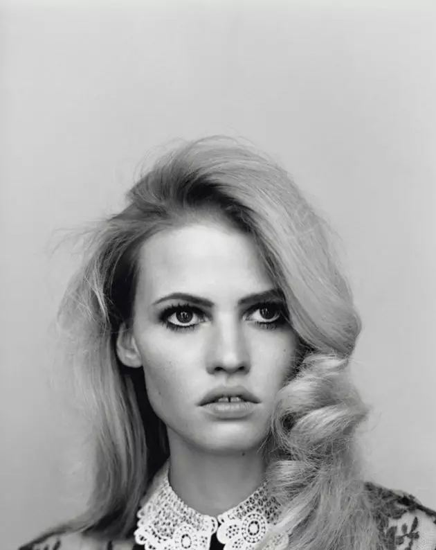 Lara Stone ni Alasdair McLellan para sa Self Service S/S 2011