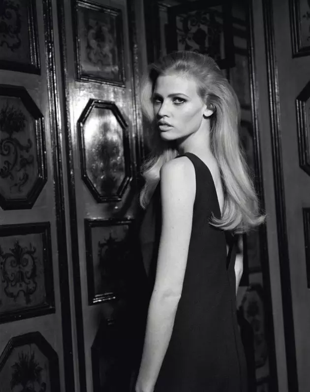 Lara Stone ni Alasdair McLellan para sa Self Service S/S 2011