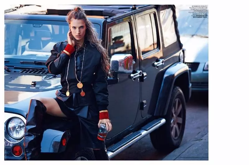 Jessica Miller models de jaqueta bomber brodada de Givenchy