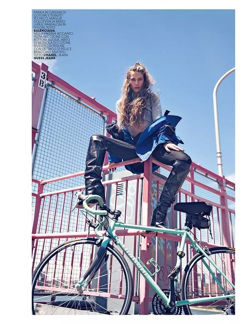 Posant sobre una bicicleta, Jessica Miller porta parka, jersei curt i pantalons de Balenciaga