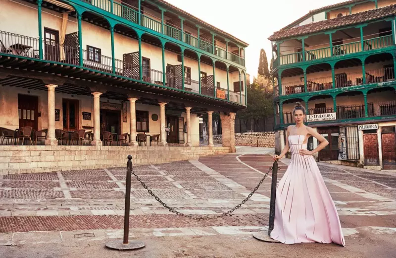 Posearje op geplaveide strjitten, Jessica Miller modelleart in roze jurk ûntwurpen troch Carolina Herrera