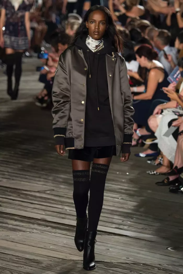 Tommy Hilfiger Outono 2016: Leila Nda desfila com jaqueta bomber, moletom com capuz, shorts, meias até a coxa e botins