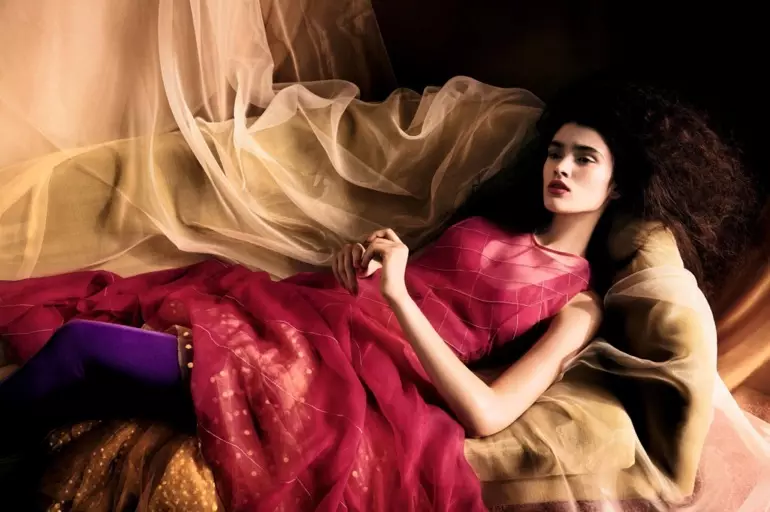 Alexandra Micu nastopa v aprilski številki kitajskega Voguea