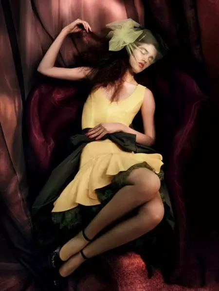 Alexandra Micu modelira zasanjane obleke in obleke za Vogue China