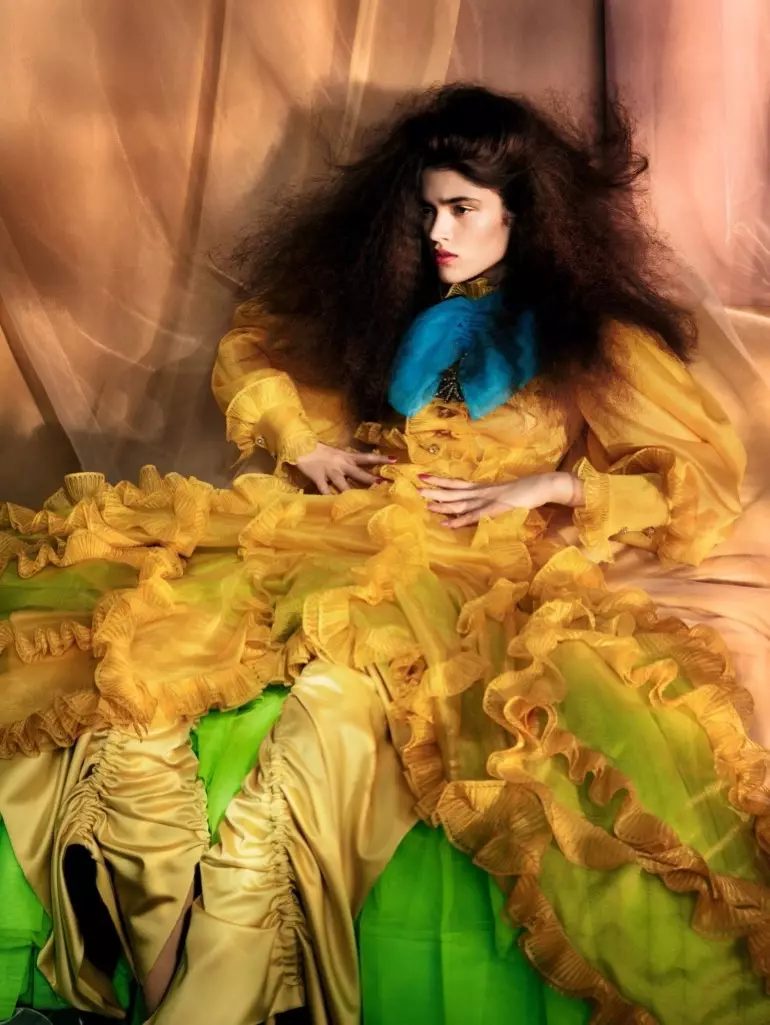 Manekenka Alexandra Micu pozira v rumeni obleki Gucci z volani