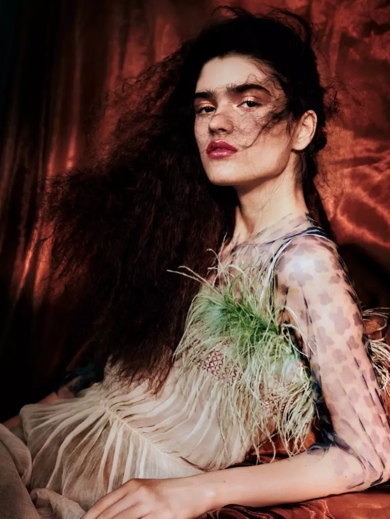 Alexandra Micu modelira Prada top s perjem
