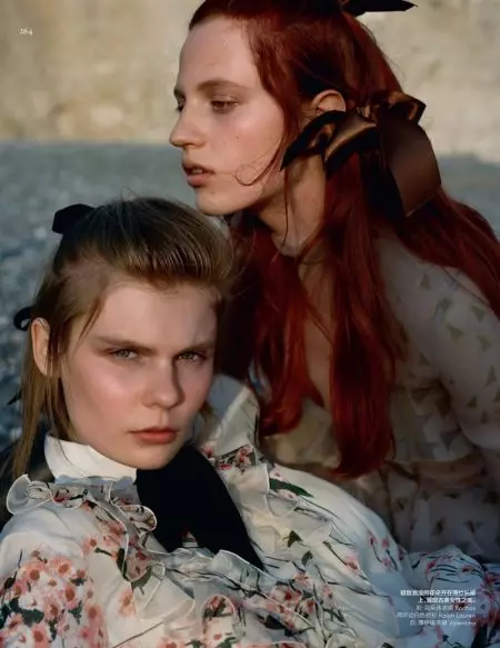 Alexandra Elizabeth ve Julia Banas Modeli Vogue Çin İçin Muhteşem Elbiseler