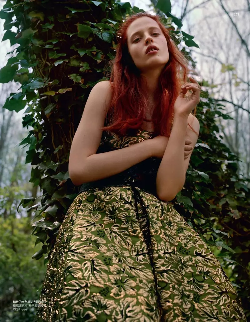 Julia Banas modelos Prada vestido brocado com espartilho