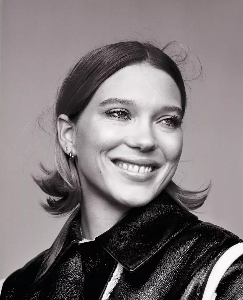 Lea Seydoux फ्लिप केलेल्या केशरचनासह सर्व हसत आहे