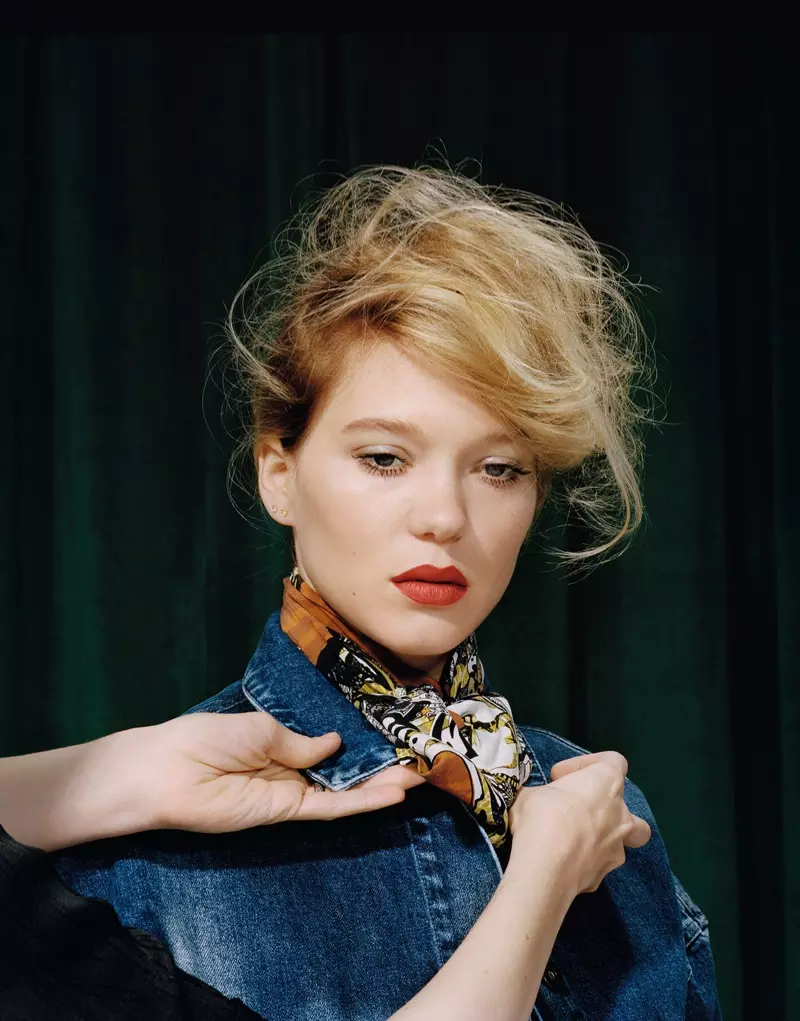 Lea Seydoux פּאָוזאַז אין בונד-פאַרב דענים רעקל פון סטעלאַ מאַקאַרטני מיט Roberto Cavalli זייַד שאַל