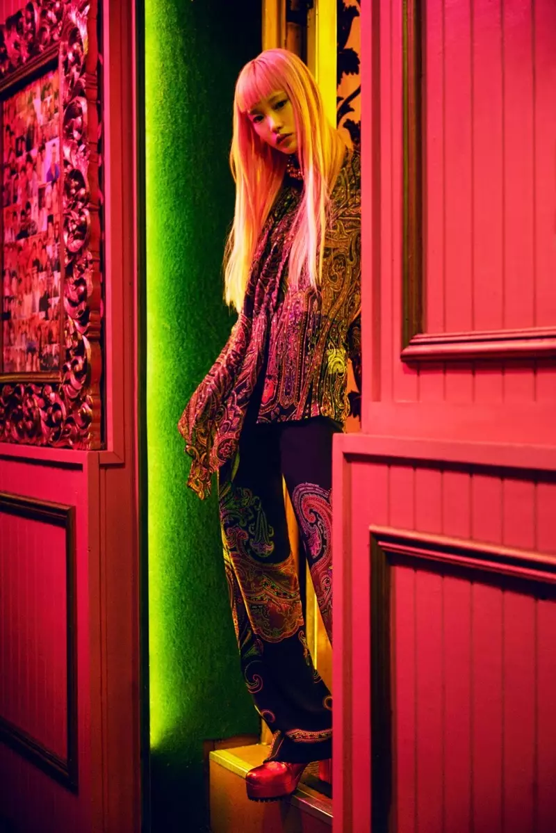 Fernanda Ly ludas Etro-paisley-presaĵan supron kaj pantalonon kun platformaj kalkanumoj de Emma Mulholland