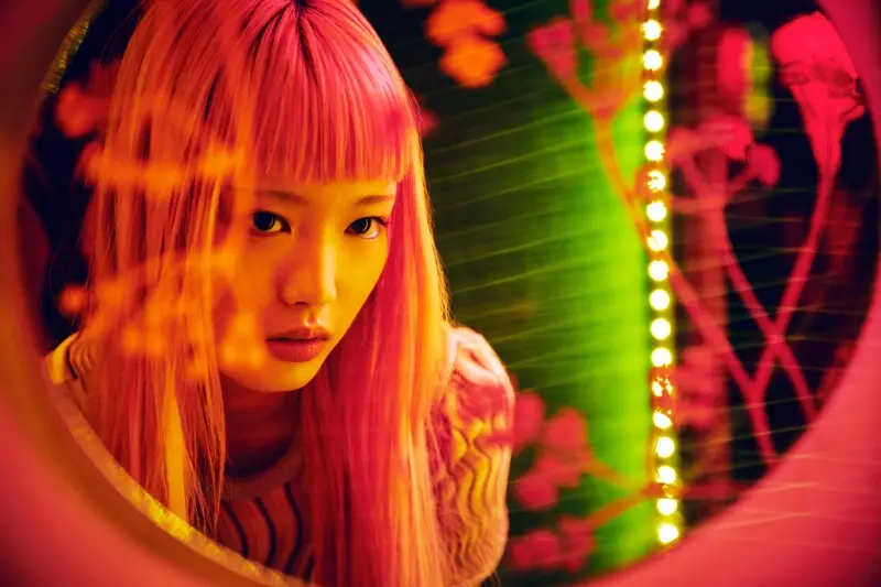 Pembe saçlı model Fernanda Ly sonbahar koleksiyonlarında poz veriyor