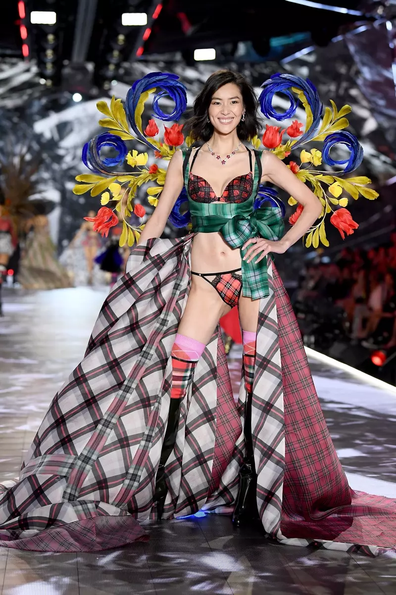 Liu Wen taug kev 2018 Victoria's Secret Fashion Show hauv New York City. Yees duab: Dimitrios Kamboris / Getty Images rau Victoria's Secret