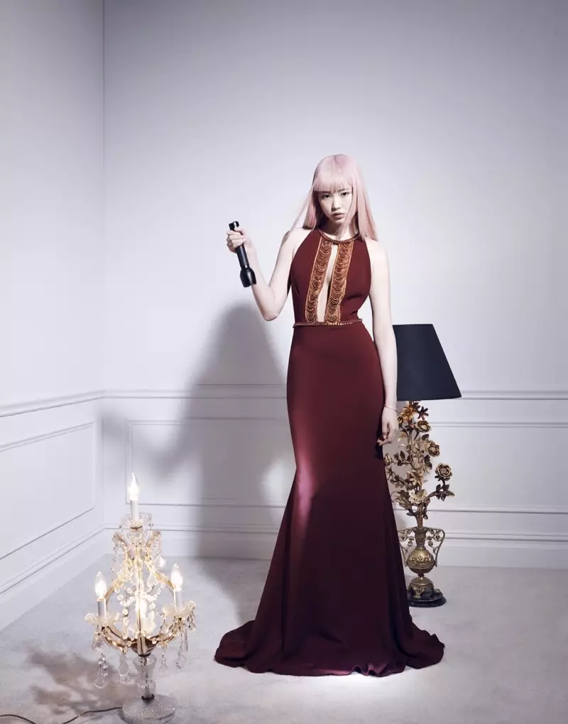 O Fernanda Ly e susulu se moli i luga o lenei ofu mumu mai le Badgley Mischka couture