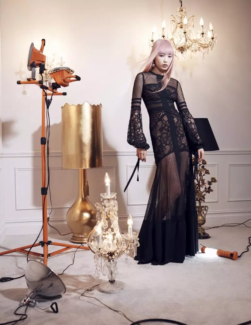 Fernanda Ly modelliert ein schwarzes Kleid von Elie Saab